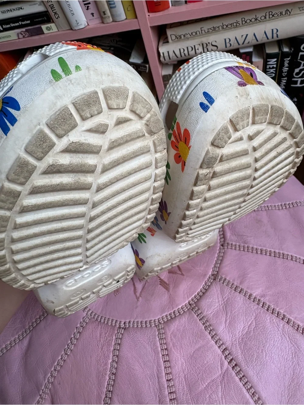 W8 Crocs Classic Clog - White with Multicolor Floral Print - Picture 6 of 8